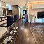 Local-lux Premium Apartment- 2 Bedrooms Balcony -2 Private Parking ケチケメート