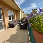 Local-lux Premium Apartment- 2 Bedrooms Balcony -2 Private Parking *