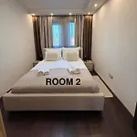Local-lux Premium Apartment- 2 Bedrooms Balcony -2 Private Parking アパート