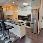 Local-lux Premium Apartment- 2 Bedrooms Balcony -2 Private Parking アパート ケチケメート