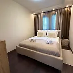 Local-lux Premium Apartment- 2 Bedrooms Balcony -2 Private Parking アパート