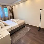 アパート Local-lux Premium Apartment- 2 Bedrooms Balcony -2 Private Parking ケチケメート
