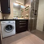 Local-lux Premium Apartment- 2 Bedrooms Balcony -2 Private Parking *