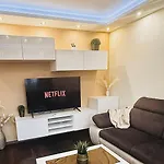 Local-lux Premium Apartment- 2 Bedrooms Balcony -2 Private Parking ケチケメート