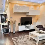 アパート Local-lux Premium Apartment- 2 Bedrooms Balcony -2 Private Parking ケチケメート