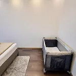 Local-lux Premium Apartment- 2 Bedrooms Balcony -2 Private Parking アパート