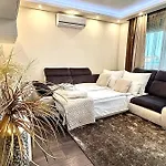 アパート Local-lux Premium Apartment- 2 Bedrooms Balcony -2 Private Parking ケチケメート