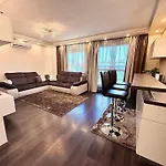 Local-lux Premium Apartment- 2 Bedrooms Balcony -2 Private Parking アパート *