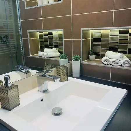 Apartmán Local-lux 3 - 2 X Free Parking & Balcony