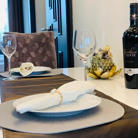 Local-lux 3 - 2 X Free Parking & Balcony Apartmán