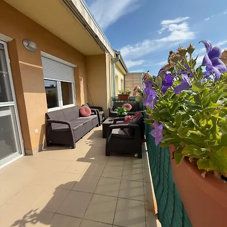 Local-lux 3 - 2 X Free Parking & Balcony Apartmán *