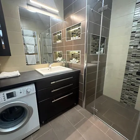 Local-lux 3 - 2 X Free Parking & Balcony Apartmán *