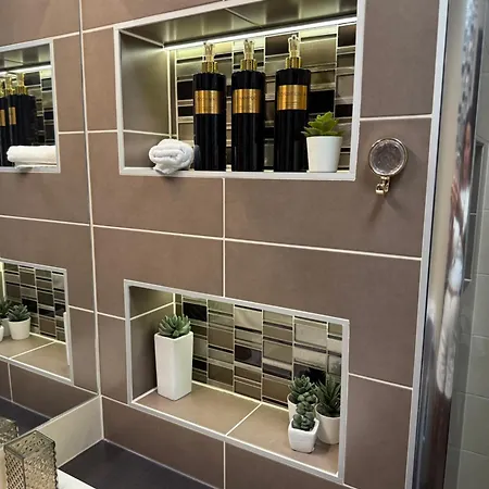 Local-lux 3 - 2 X Free Parking & Balcony Apartmán