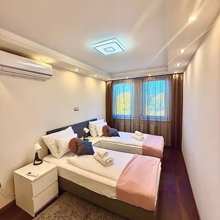 Local-lux 3 - 2 X Free Parking & Balcony Apartmán