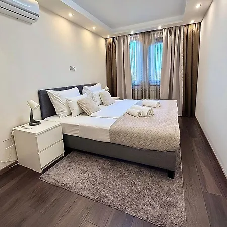 Local-lux Premium - Center, 2 Bedrooms, Balcony & 2 Private Parking * Kecskemét