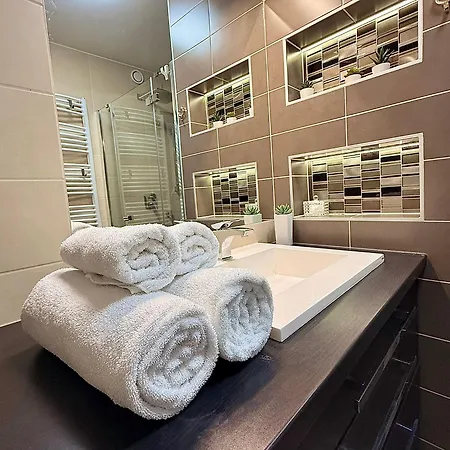 Local-lux Premium - Center, 2 Bedrooms, Balcony & 2 Private Parking * Kecskemét