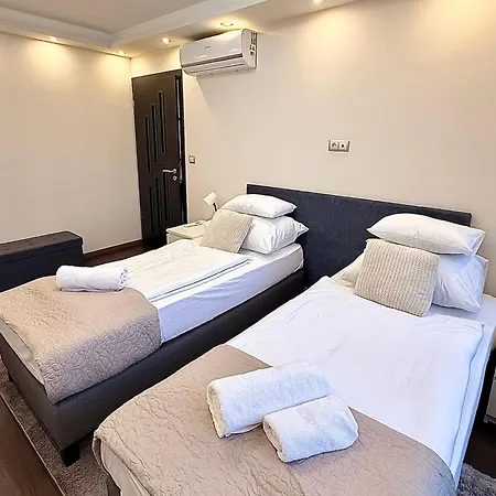 アパート Local-lux Premium Apartment- 2 Bedrooms Balcony -2 Private Parking ケチケメート