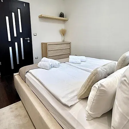 Local-lux Premium Apartment- 2 Bedrooms Balcony -2 Private Parking Апартаменты Кечкемет
