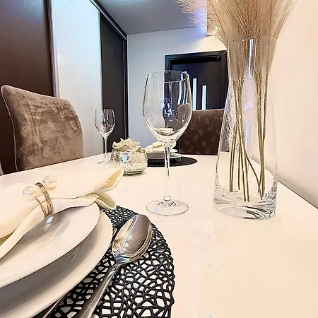 Local-lux Premium - Center, 2 Bedrooms, Balcony & 2 Private Parking * Kecskemét