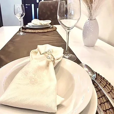 Local-lux Premium - Center, 2 Bedrooms, Balcony & 2 Private Parking Kecskemét