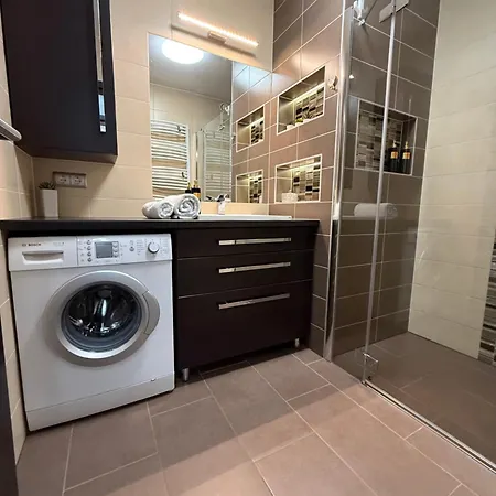 Local-lux Premium Apartment- 2 Bedrooms Balcony -2 Private Parking *
