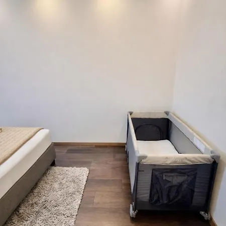 Local-lux Premium Apartment- 2 Bedrooms Balcony -2 Private Parking 아파트
