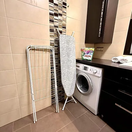 Local-lux Premium Apartment- 2 Bedrooms Balcony -2 Private Parking Apartament