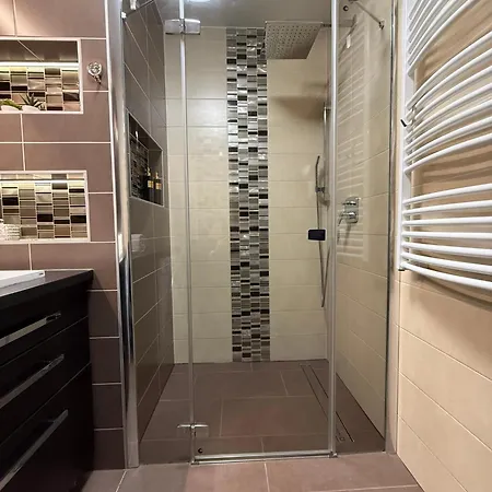 Local-lux Premium Apartment- 2 Bedrooms Balcony -2 Private Parking شقة Kecskemét