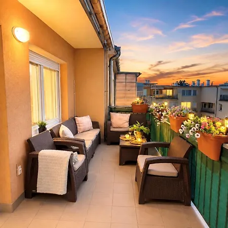 Local-lux Premium - Center, 2 Bedrooms, Balcony & 2 Private Parking Kecskemét