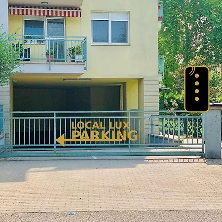 Local-lux Premium - Center, 2 Bedrooms, Balcony & 2 Private Parking Kecskemét