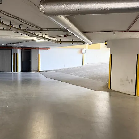 Local-lux Premium - Center, 2 Bedrooms, Balcony & 2 Private Parking Apartament Kecskemét
