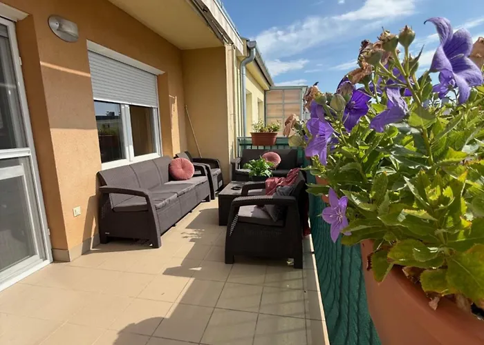 Local-lux Premium Apartment- 2 Bedrooms Balcony -2 Private Parking *