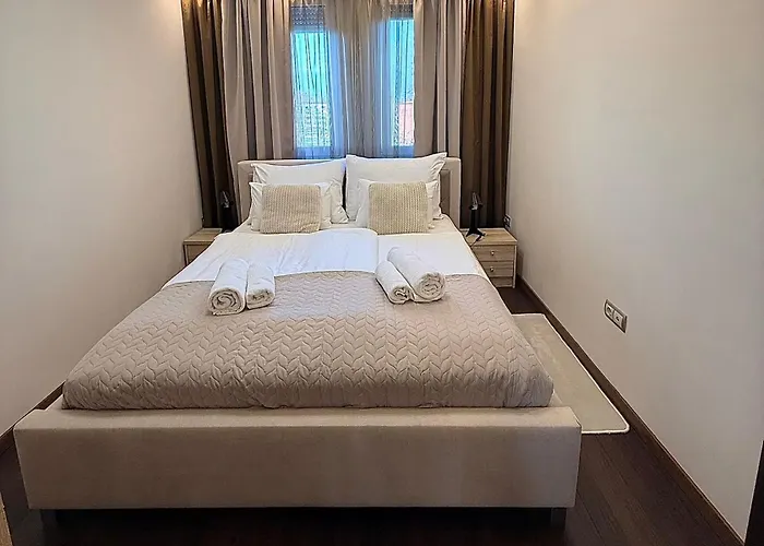 Local-lux Premium Apartment- 2 Bedrooms Balcony -2 Private Parking
